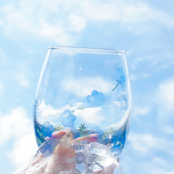 空を舞うネモフィラのグラス 3枚目の画像