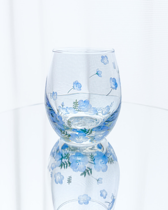 空を舞うネモフィラのグラス 1枚目の画像