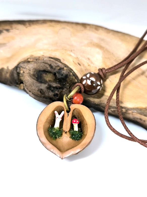 オニグルミの中の世界 ネックレス②/モリヤマキノコ ネックレス