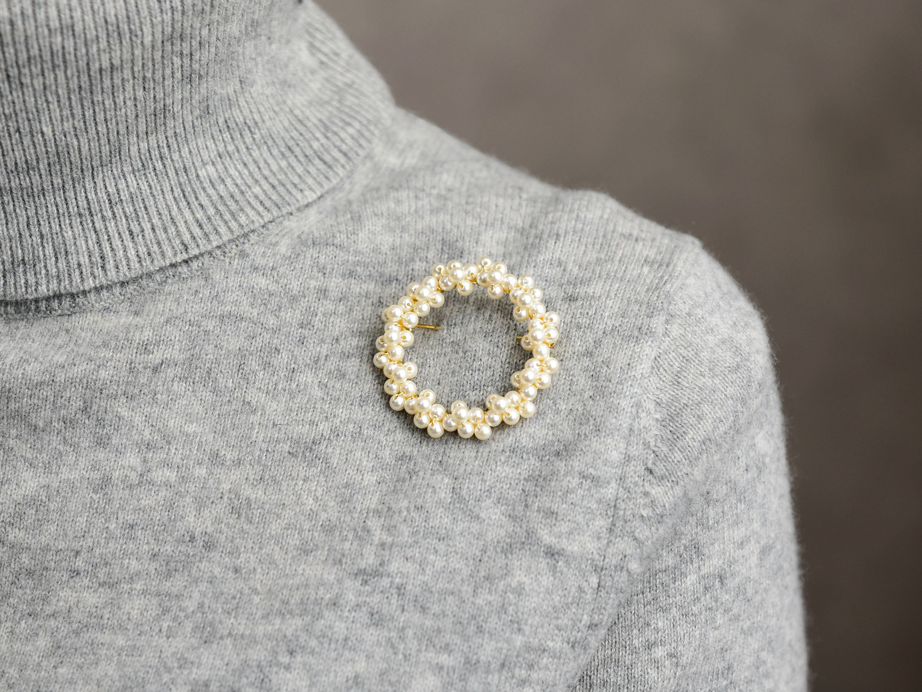 【 ブローチ ・Mサイズ】ガラスパール リース ( 卒園式 卒業式 入園式 入学式 ) 大人フォーマル2026