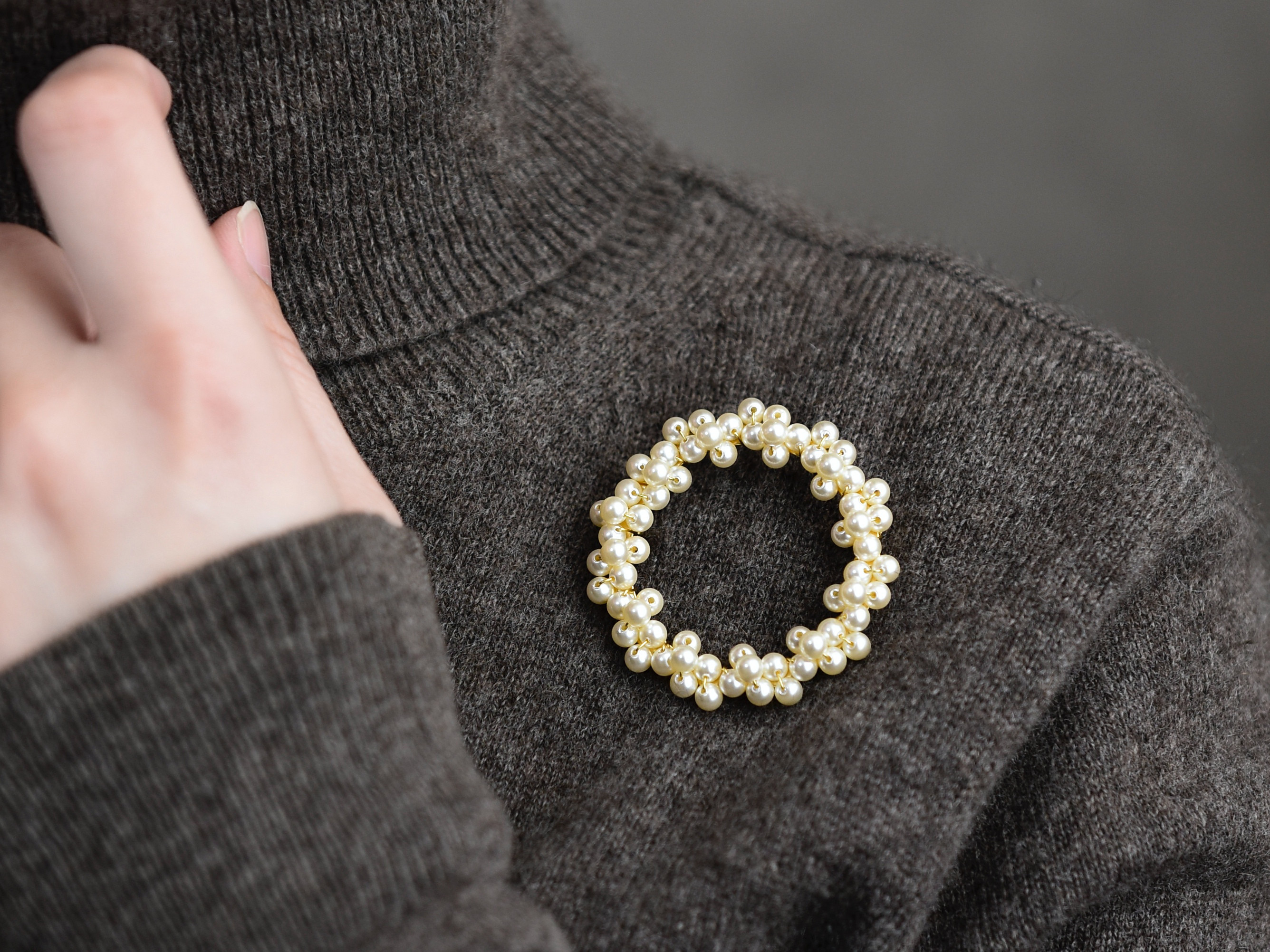 【 ブローチ ・Mサイズ】ガラスパール リース ( 卒園式 卒業式 入園式 入学式 ) 大人フォーマル2026