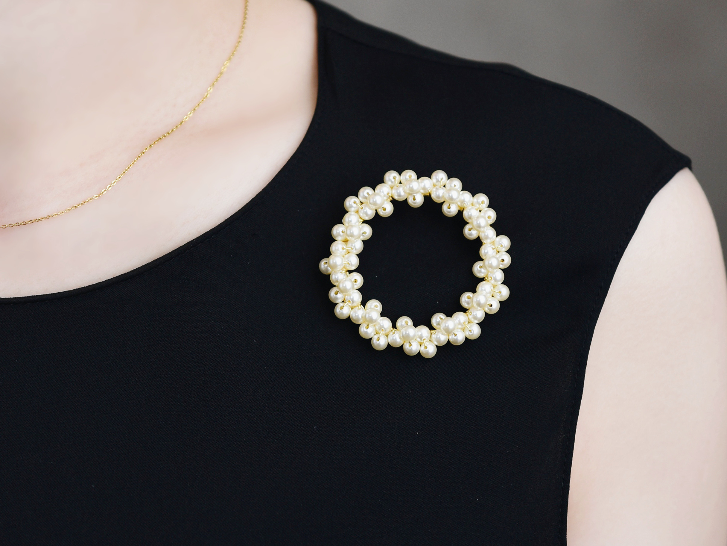 【 ブローチ ・Mサイズ】ガラスパール リース ( 卒園式 卒業式 入園式 入学式 ) 大人フォーマル2026