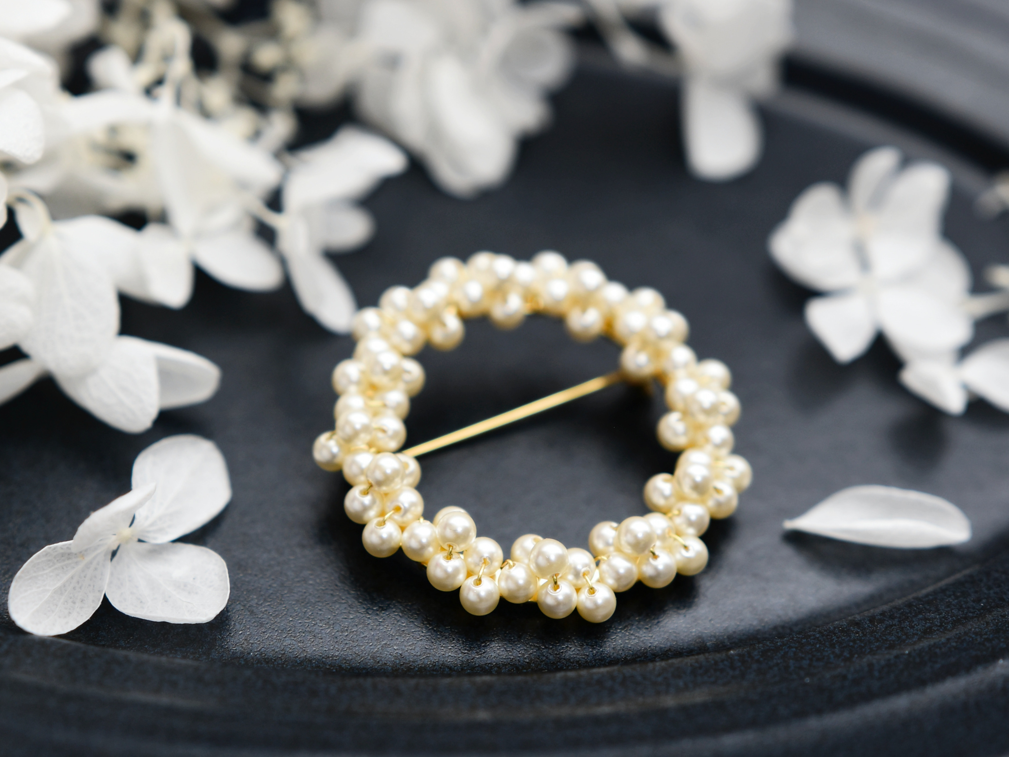【 ブローチ ・Mサイズ】ガラスパール リース ( 卒園式 卒業式 入園式 入学式 ) 大人フォーマル2026