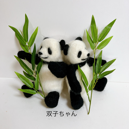 双子パンダ風 仲良しツインズセット 羊毛フェルト 手作りパンダ ニードルフェルト プレゼントにも 飾りに ぬいぐるみ 羊毛フェルト Teddy Rose 通販|Creema(クリーマ) 17864124 双子パンダ風 仲良しツインズセット 羊毛フェルト 手作りパンダ ニードルフェルト プレゼントにも 飾りに ぬいぐるみ 羊毛フェルト Teddy Rose 通販|Creema(クリーマ) 17864124