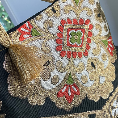 帯リメイクバッグ 黒地にゴールドの蜀江華文様 Mサイズ 和装