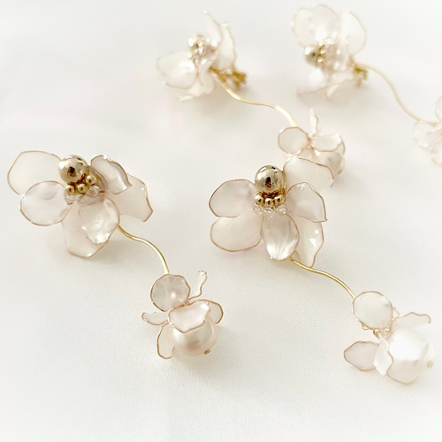 164 とっても華やかなお花とグリーンだよ❤️　ピアスorイヤリング flowery〜ﾌﾗﾜﾘｰ】お花と花びらの耳飾り ピアス・イヤリング