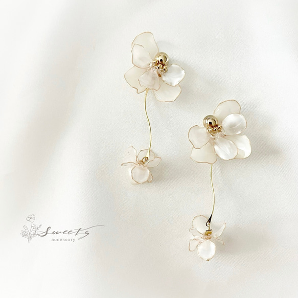 FUA Flower petal 片耳ピアスivory color