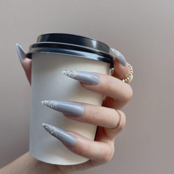 N664 既成ネイルチップ24枚 ロングポイント グレー ラメ