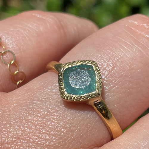 青みがかったグリーンの グランディディエライト クッションカット