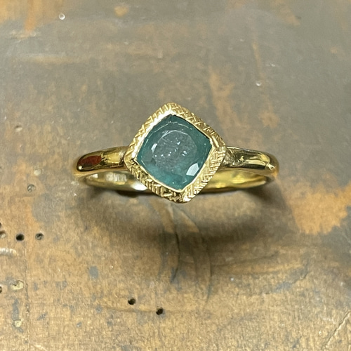 青みがかったグリーンの グランディディエライト クッションカット