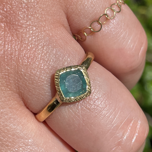 青みがかったグリーンの グランディディエライト クッションカット