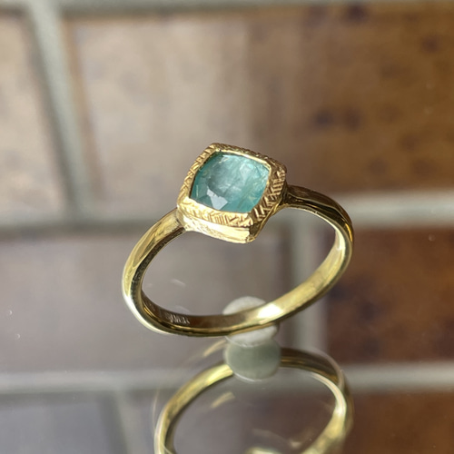 青みがかったグリーンの グランディディエライト クッション