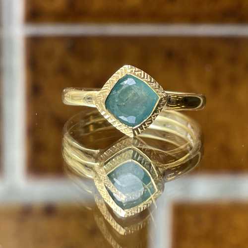 青みがかったグリーンの グランディディエライト クッションカット