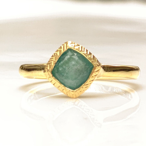 青みがかったグリーンの グランディディエライト クッションカット