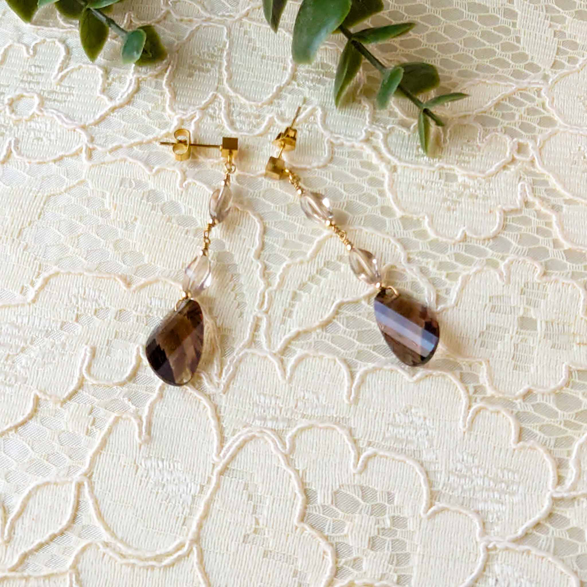 SG23P0025-01 スモーキークォーツのロングピアス サージカルステンレス ゴールドカラー