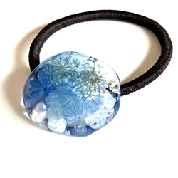 グリーンと可愛いお花をちりばめた レジンのヘアゴム／金木犀、ミモザ