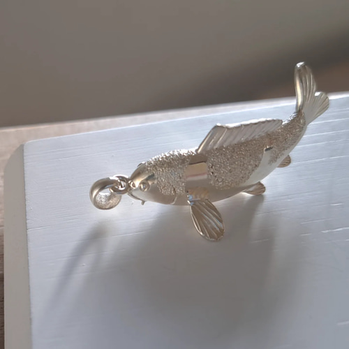 錦鯉 ペンダントトップ】鯉ネックレス 鯉アクセサリー ニシキゴイ 魚