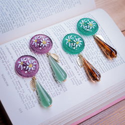 「 花雫 」イヤリング/ピアス【Grape】チェコガラスボタン,透明,クリア,ぶどう,ゴールド,花,エーデルワイス,葉 4枚目の画像