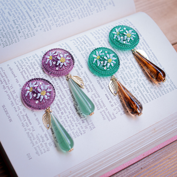 「 花雫 」イヤリング/ピアス【Grape】チェコガラスボタン,透明,クリア,ぶどう,ゴールド,花,エーデルワイス,葉 4枚目の画像