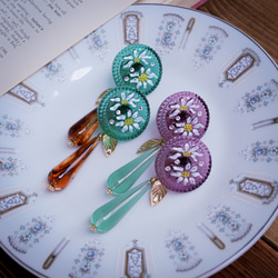 「 花雫 」イヤリング/ピアス【Grape】チェコガラスボタン,透明,クリア,ぶどう,ゴールド,花,エーデルワイス,葉 6枚目の画像