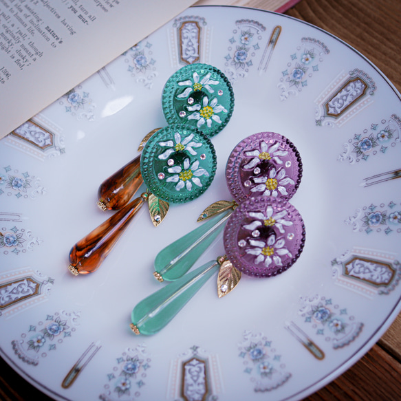 「 花雫 」イヤリング/ピアス【Grape】チェコガラスボタン,透明,クリア,ぶどう,ゴールド,花,エーデルワイス,葉 6枚目の画像