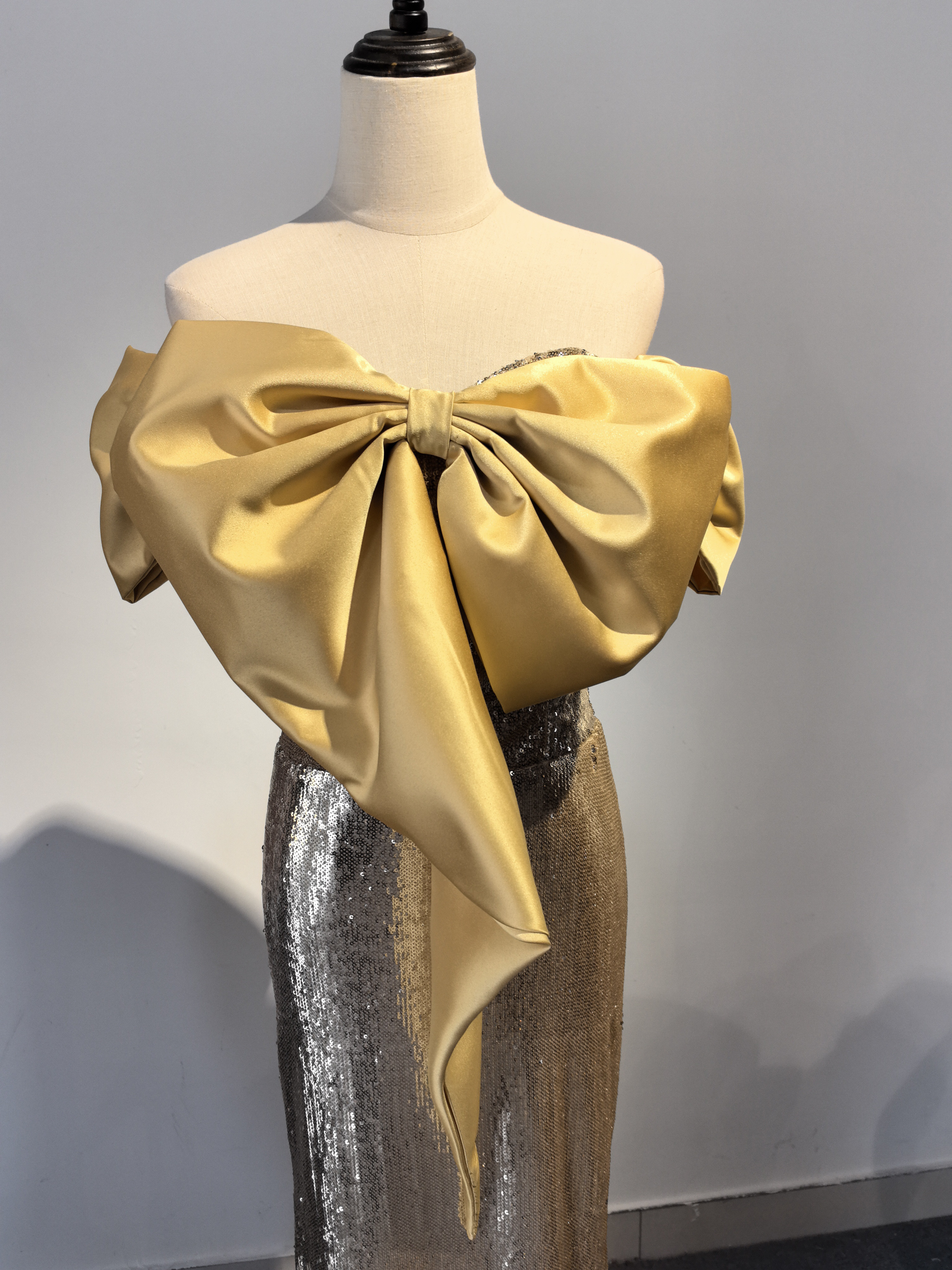 豪華胸元の大きなリボン  ゴールド キラキラスパンコール  カラードレス  ブライズメイ 音楽会 /パーティー/発表会