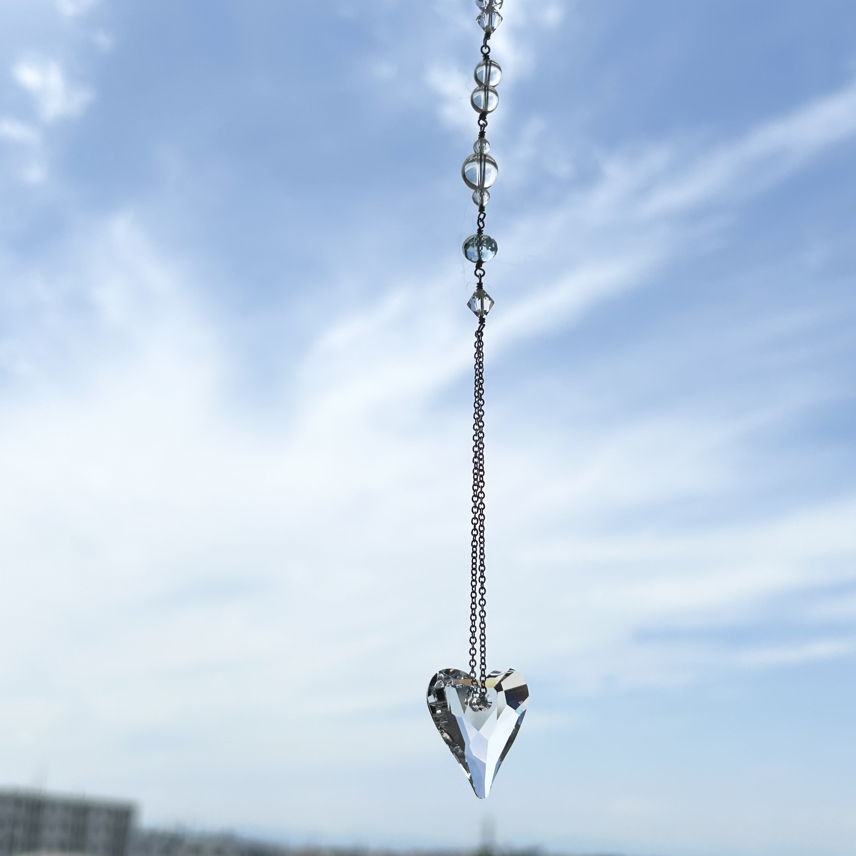 幸せのブルーとハートのサンキャッチャー