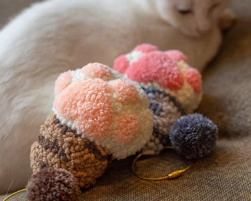 チクチク刺繍の毛糸で作った猫の爪のぬいぐるみ飾り ギフト キー
