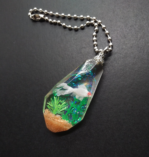 金魚が泳ぐ鉱石レジン キーホルダーやブックマーカーに♪ しおり