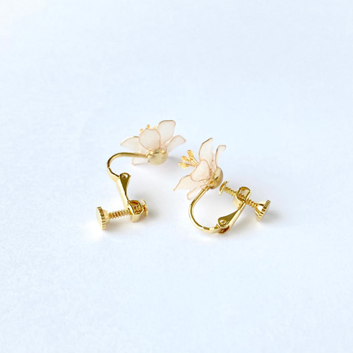 小さな百合（ユリ）の花のひとつぶイヤリング／ピアス パール
