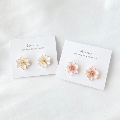 小さな百合（ユリ）の花のひとつぶイヤリング／ピアス パールホワイト 