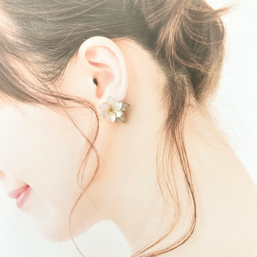 百合（ユリ）の花のイヤリング／ピアス パールホワイト イヤリング 