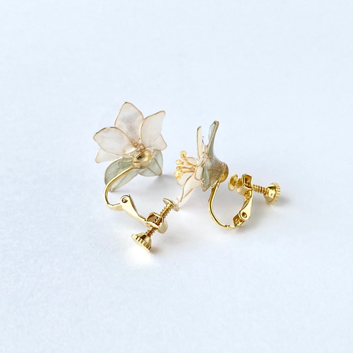百合（ユリ）の花のイヤリング／ピアス パールホワイト イヤリング 