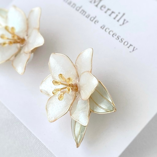 百合（ユリ）の花のイヤリング／ピアス パールホワイト イヤリング 
