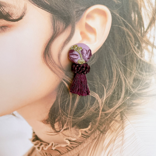 2way】インド刺繍リボンのくるみボタンとタッセルのピアス