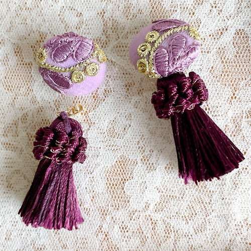 2way】インド刺繍リボンのくるみボタンとタッセルのピアス ピアス
