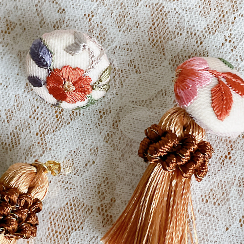 2way】インド刺繍リボンのくるみボタンとタッセルのピアス