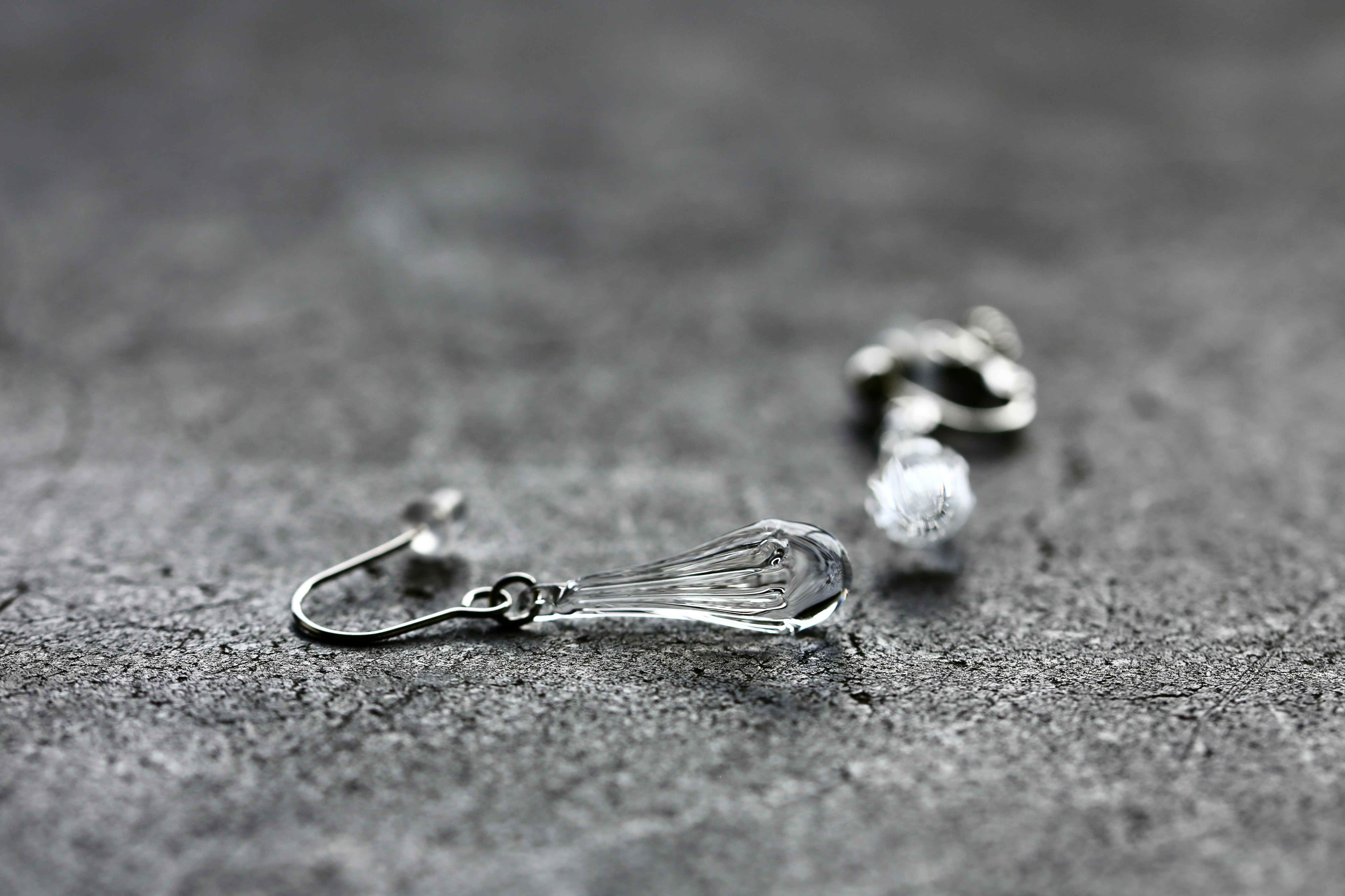 【ﾋﾟｱｽ】DEW DROP -朝露の蕾 morning dew bud-（両耳）【ｻｰｼﾞｶﾙｽﾃﾝﾚｽ】【受注生産】