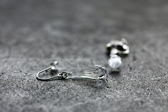【ﾋﾟｱｽ】DEW DROP -朝露の蕾 morning dew bud-（両耳）【ｻｰｼﾞｶﾙｽﾃﾝﾚｽ】【受注生産】 1枚目の画像