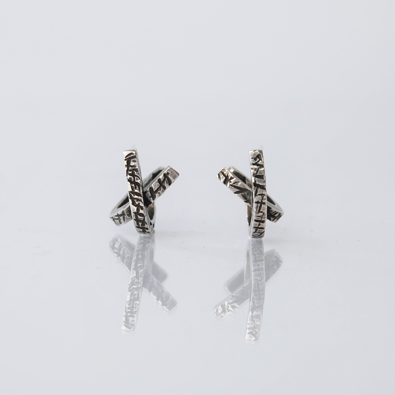 SV925 シルバー ラスティック フープ クロス 片耳 ピアス