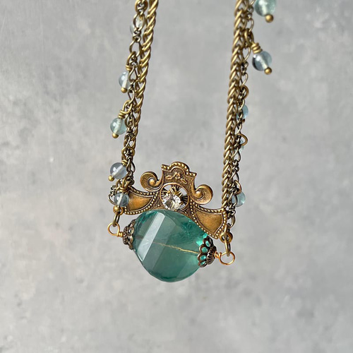 【blue.ks】天然フローライトの一粒ネックレストップ blue.ks】天然フローライトの一粒ネックレストップ blue.ks
