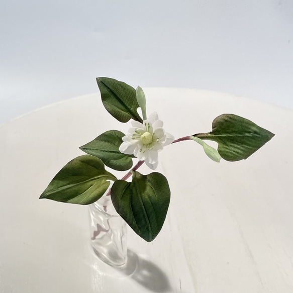 布花飾れるドクダミの花一輪 八重のドクダミ アートフラワー 布花工房