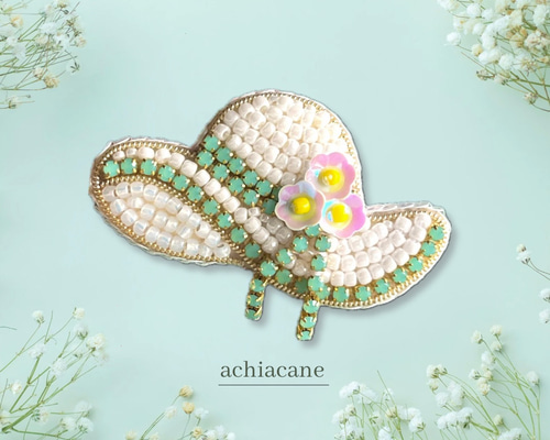 白い帽子のビーズ刺繍ブローチ ストローハット 麦わら帽子 ブローチ
