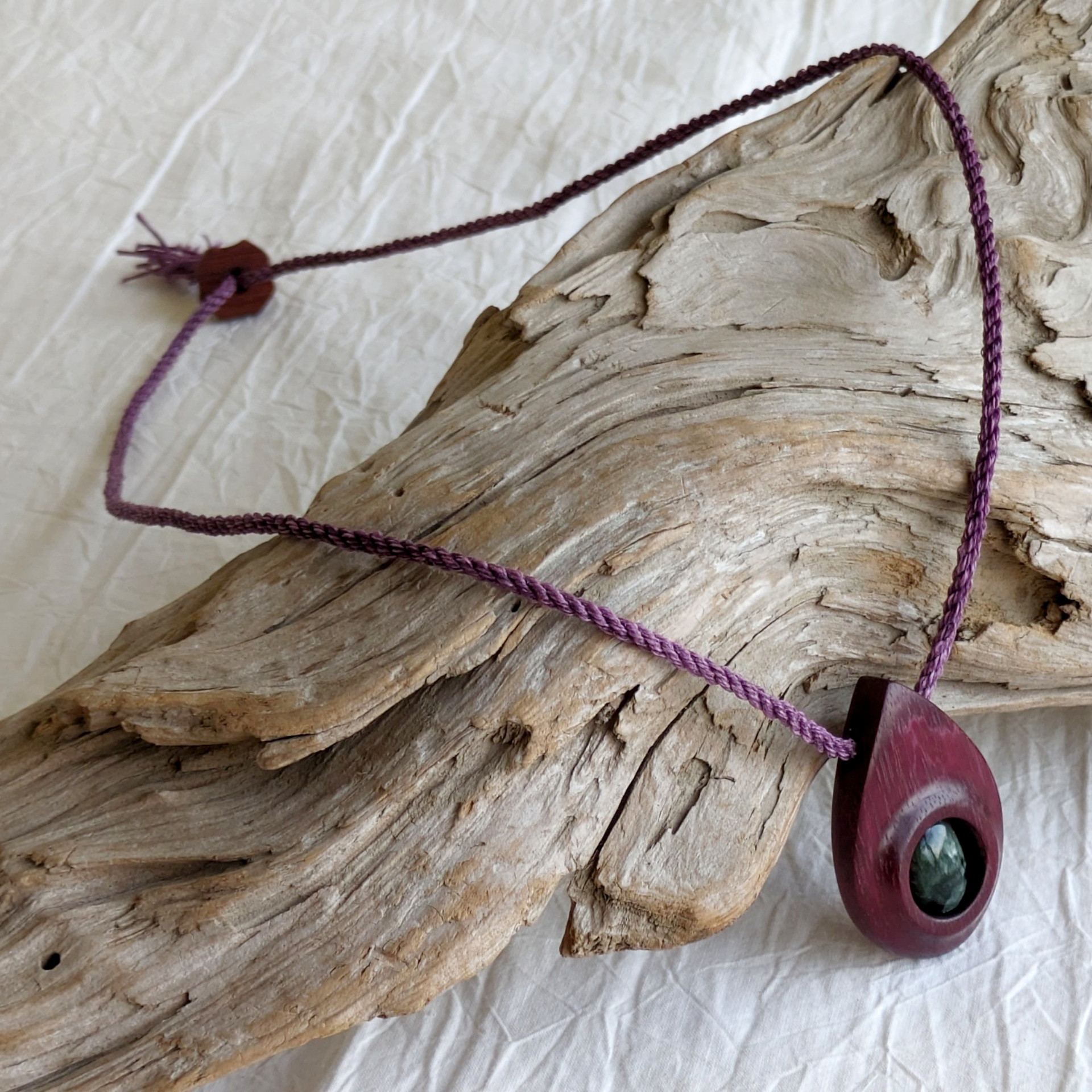 木のペンダント　セラフィナイトとパープルハートのペンダント