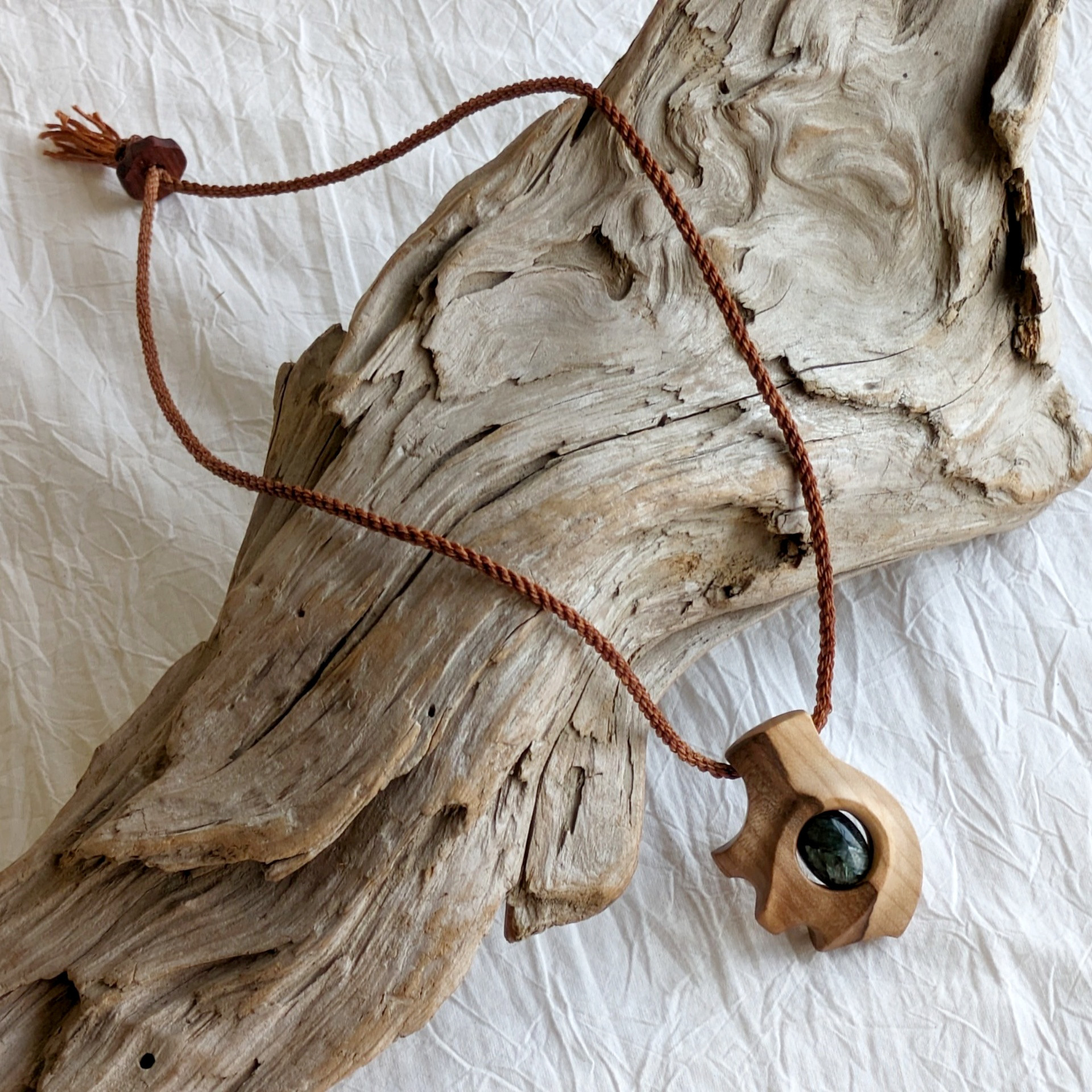 木のペンダント　セラフィナイトとアズキナシのペンダント