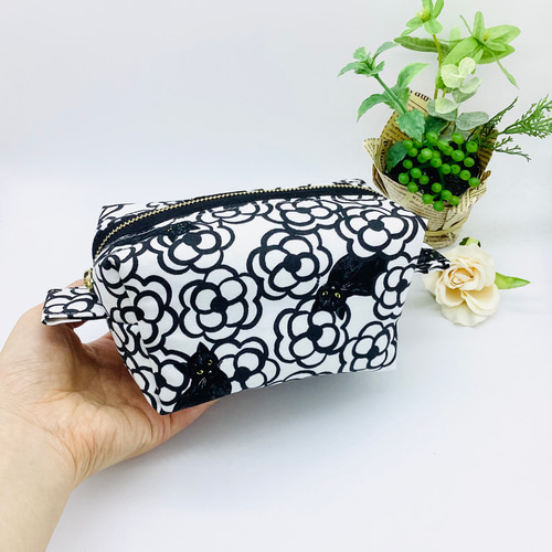 ボックスポーチ☆黒猫とカメリアフラワー&ハート柄（ホワイト） ポーチ  