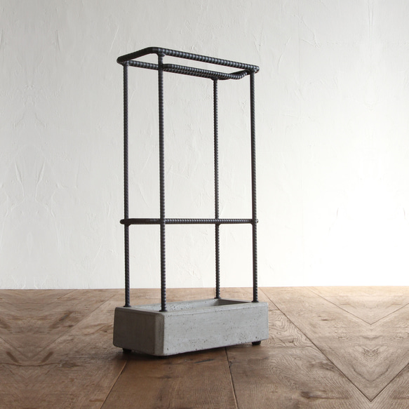 コンクリートと鉄筋の傘立て 