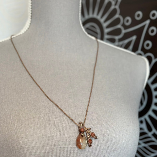 レアカラーサンストーンのマクラメネックレス レアカラーサンストーン・レインボームーンストーンのマクラメ