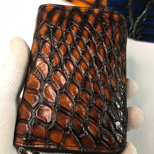 レッド　クロコダイル　ラウンドファスナー　ワニ　鰐　本革　手染め手作り　ミニ財布 最高な凸凹ありクロコダイル メンズ ラウンドファスナー ワニ鰐 本革