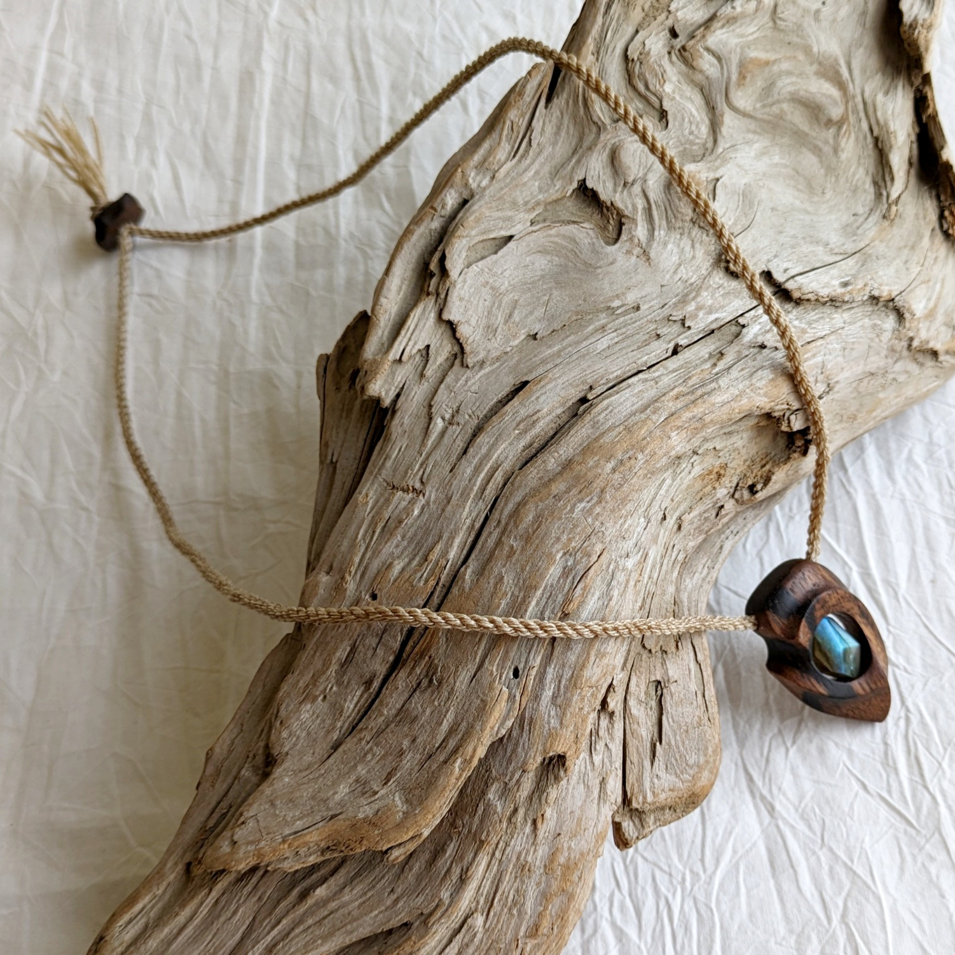 ラブラドライトとダオのペンダント